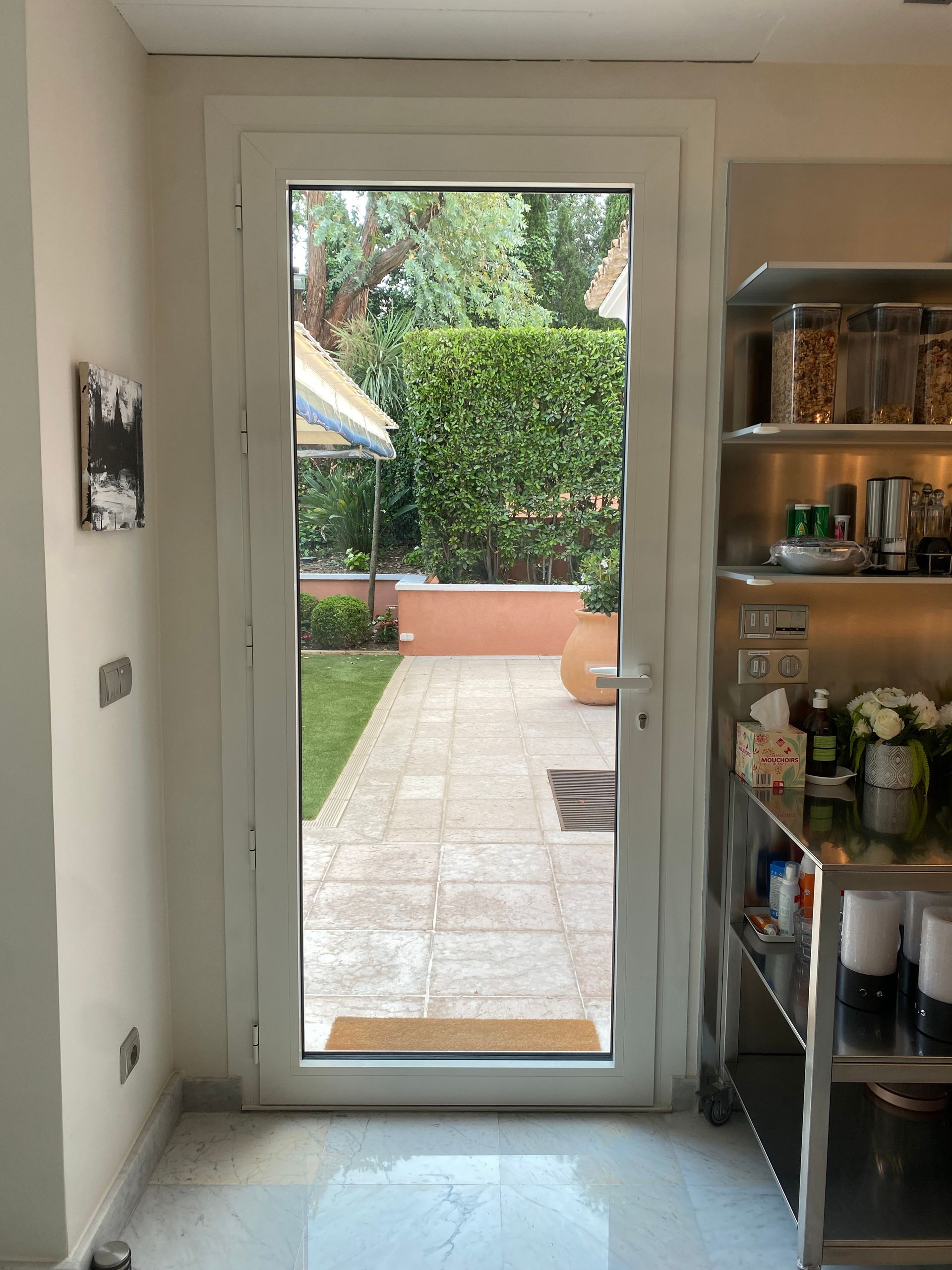 Porte fenêtre dans une cuisine