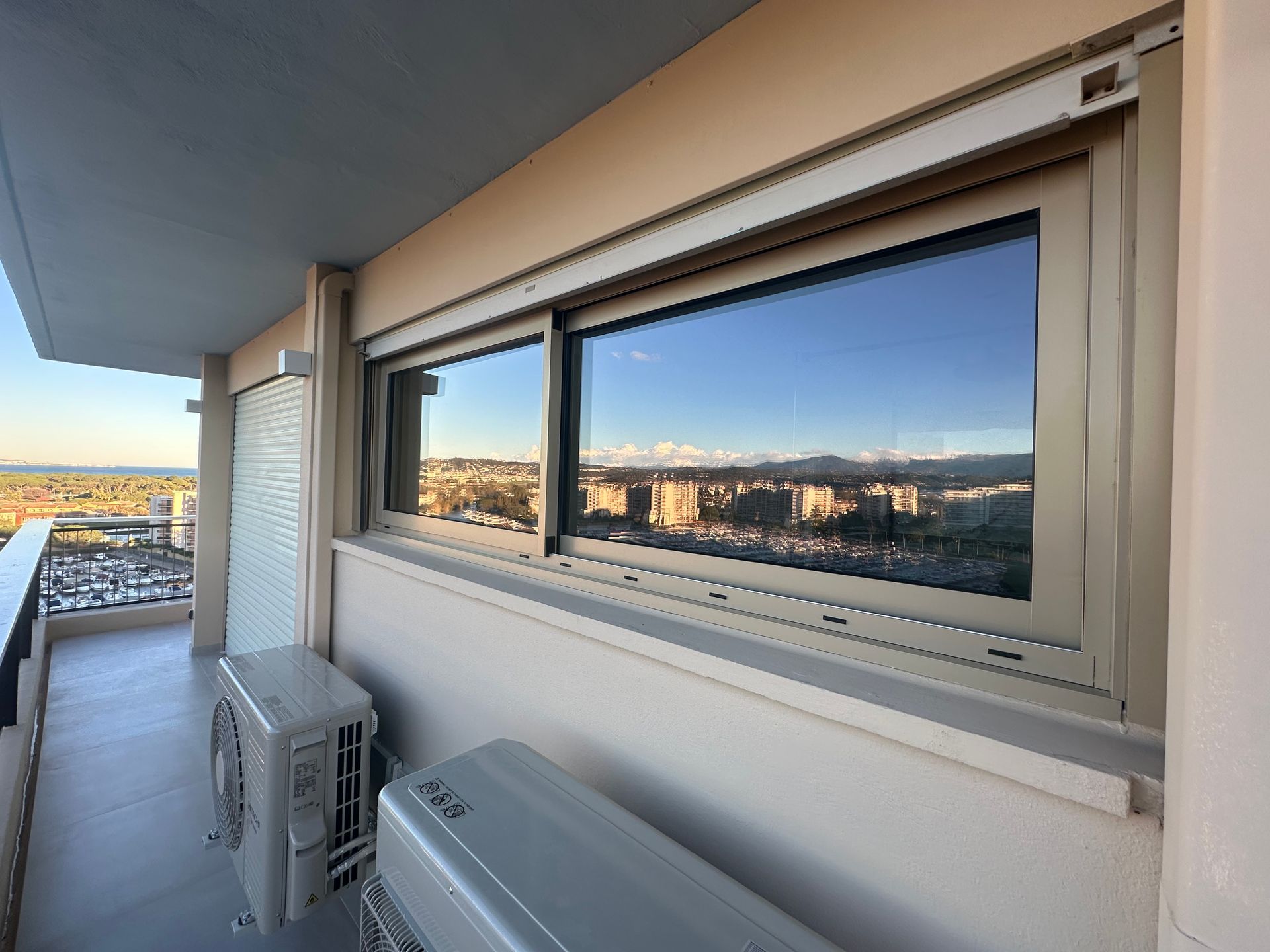 Fenêtre coulissante sur un balcon