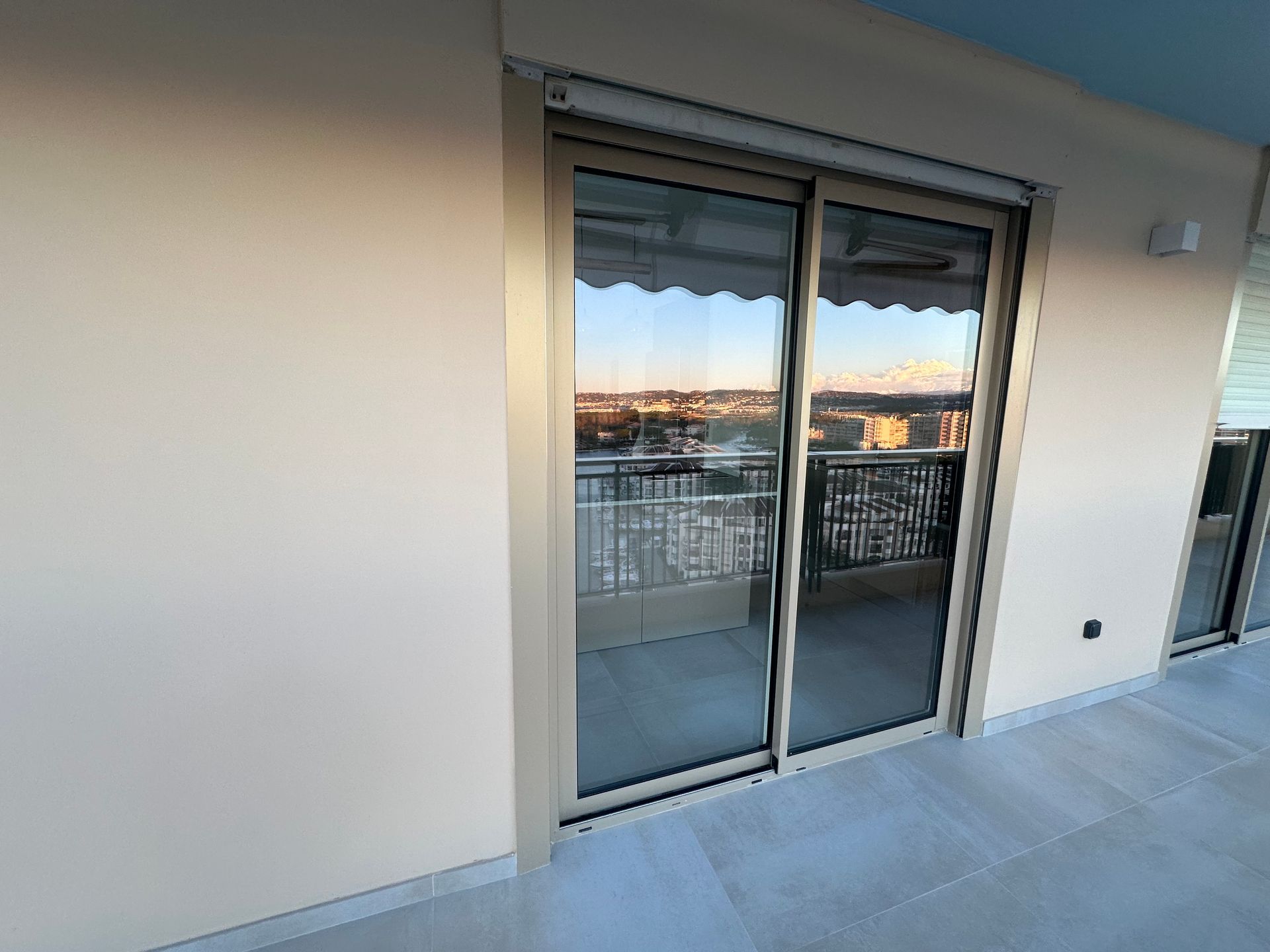 Baie-vitrée donnant sur une terrasse