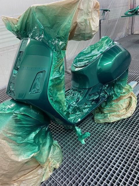 Ein grüner Roller ist mit grüner Folie umwickelt.