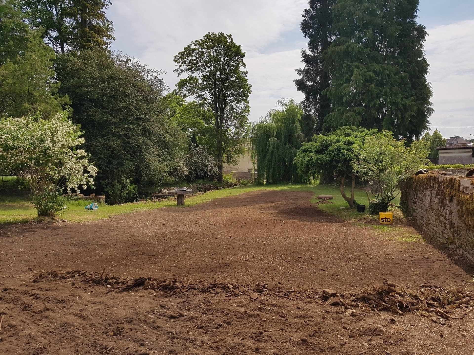 Nivellement de la terre dans un jardin