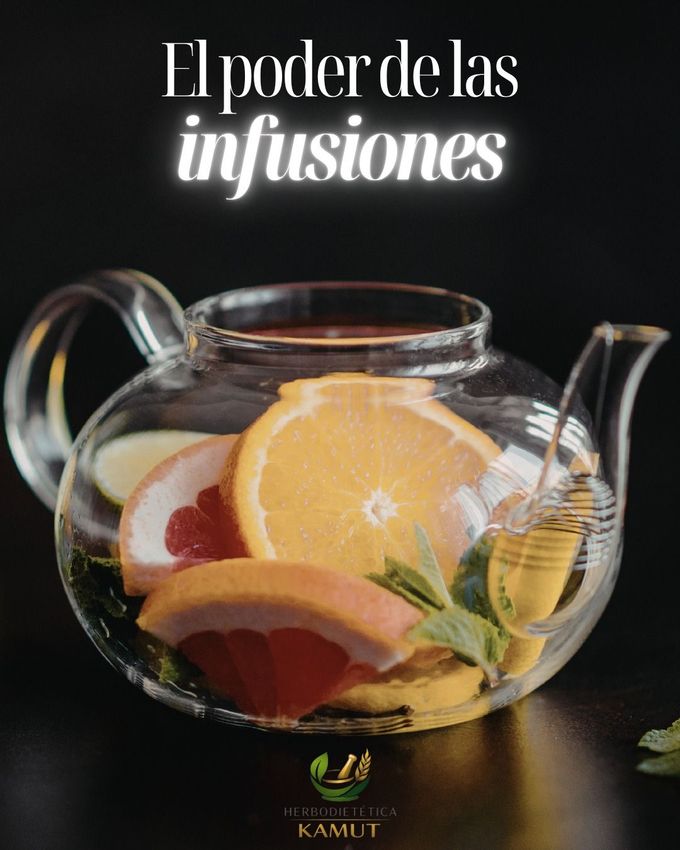 Tetera de vidrio con infusión de cítricos y hierbas sobre fondo negro, con texto “El poder de las infusiones”