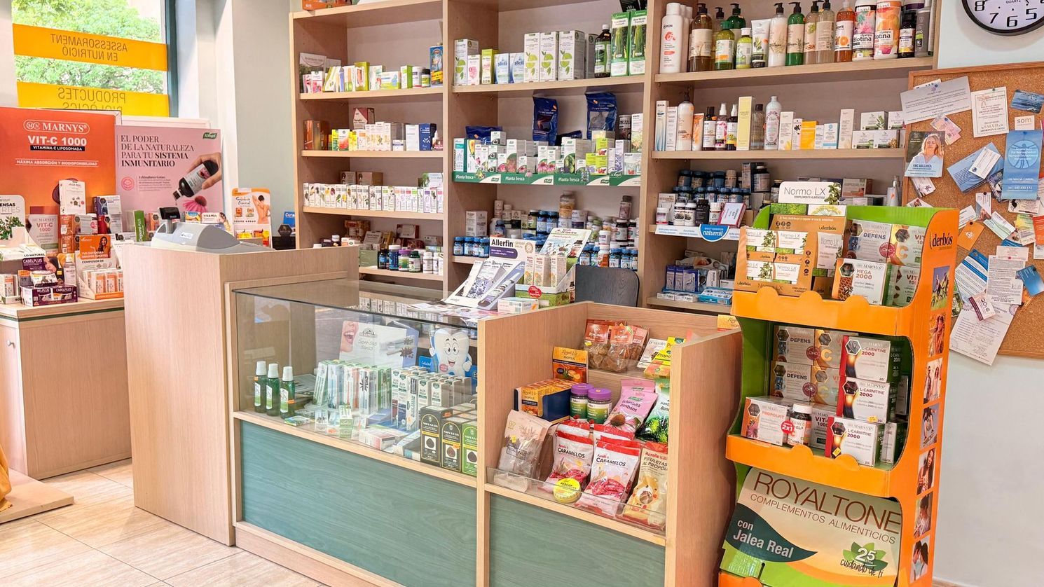 Interior de una pequeña tienda con estantes llenos de aperitivos, bebidas y productos envasados ​​en colores pastel.