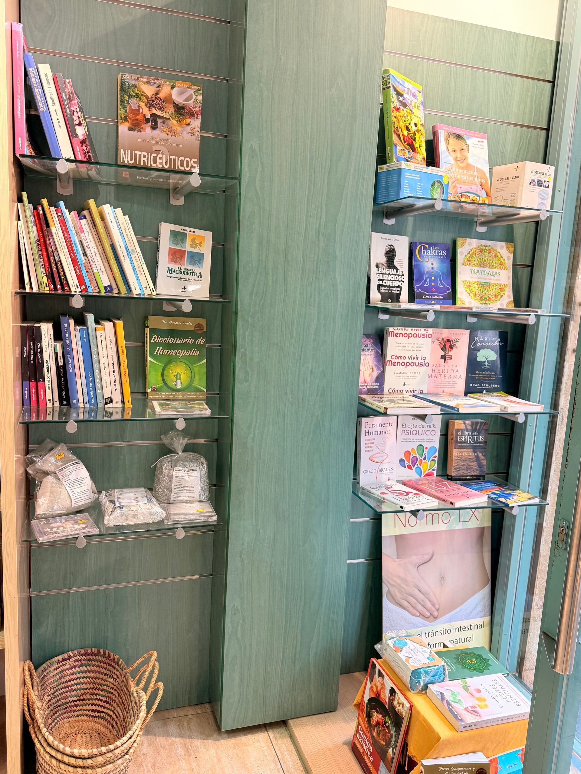 Estanterías de exposición con 