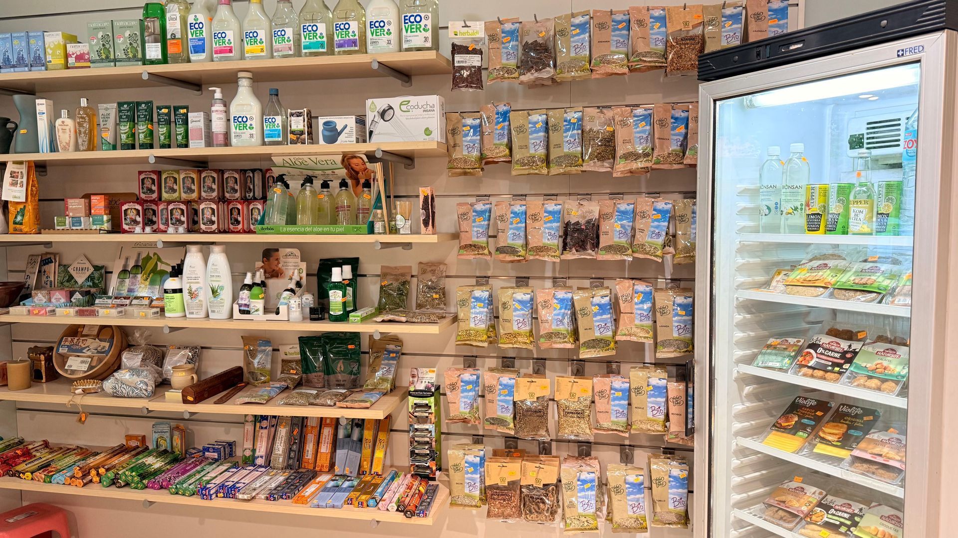 Pasillo de tienda de conveniencia con bocadillos