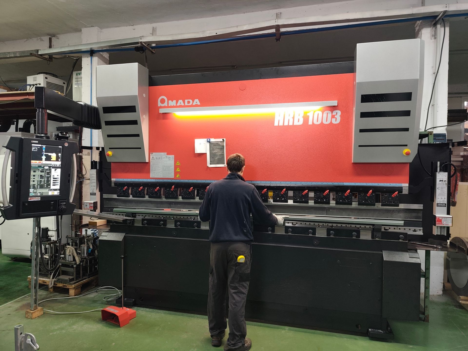 Una máquina roja con la palabra amada escrita en ella