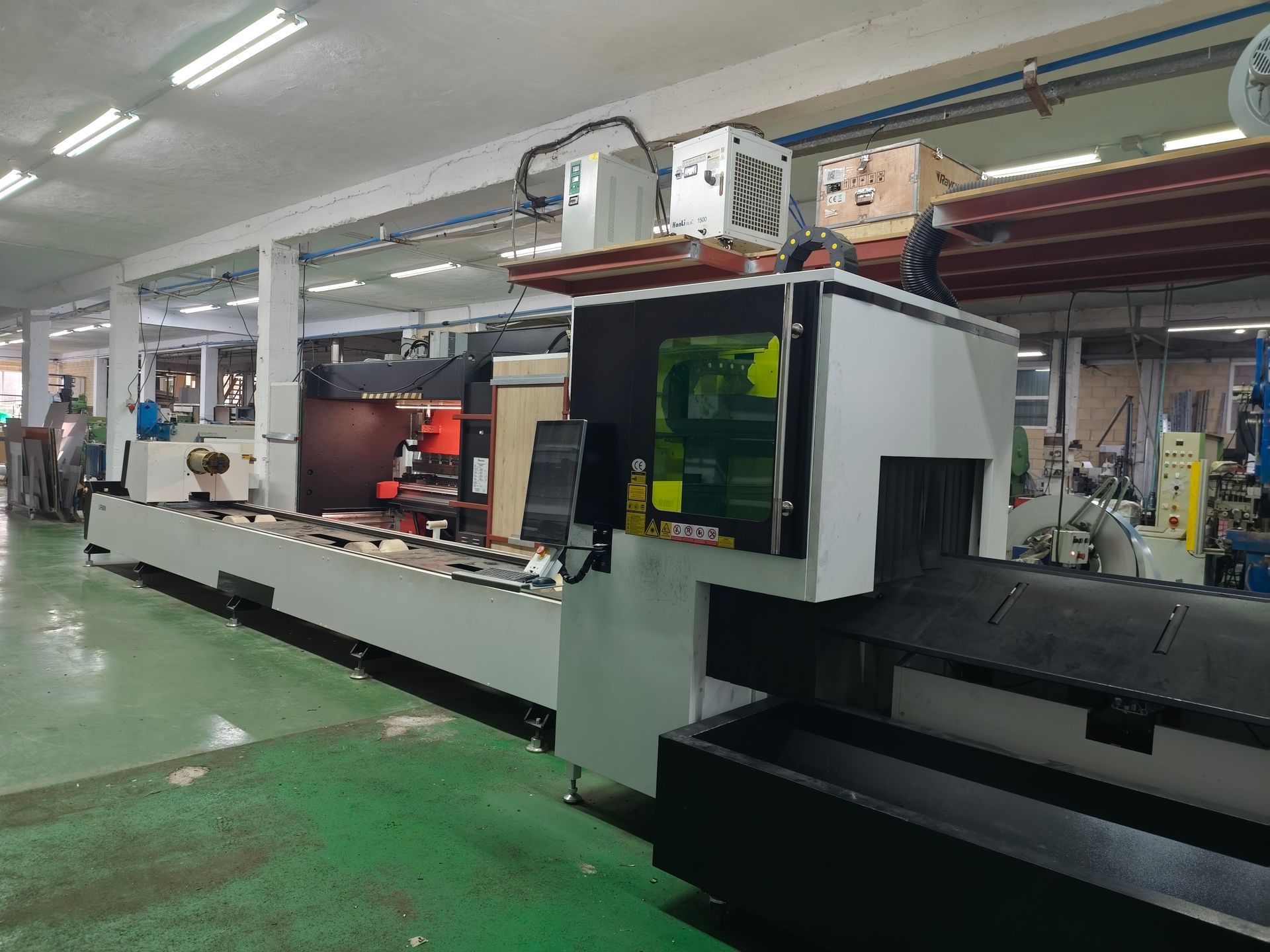 Una máquina está cortando un trozo de metal sobre una mesa.