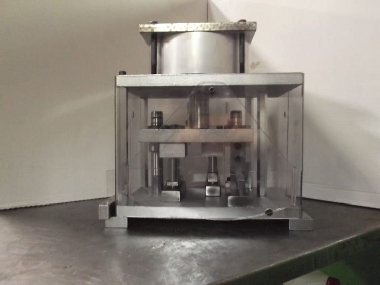 Una máquina está colocada encima de una mesa de metal.