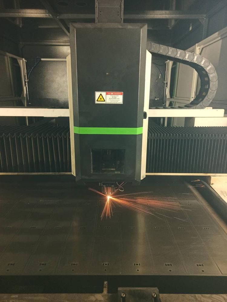 Una máquina está cortando un trozo de metal sobre una mesa.