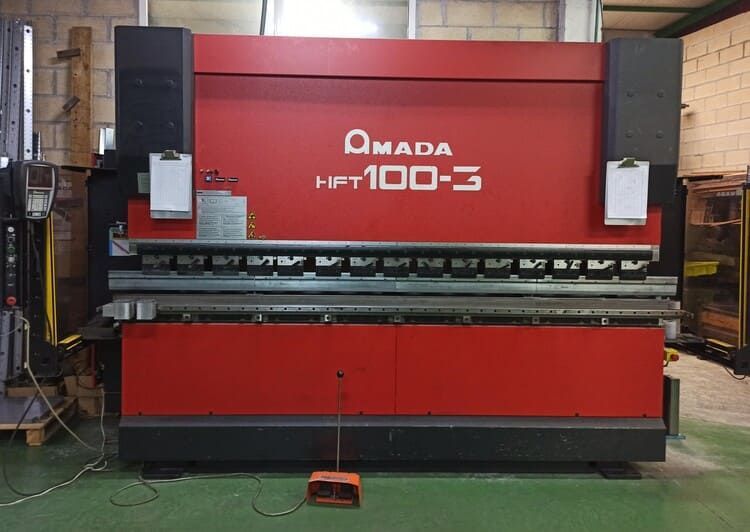 Una máquina roja con la palabra amada escrita en ella