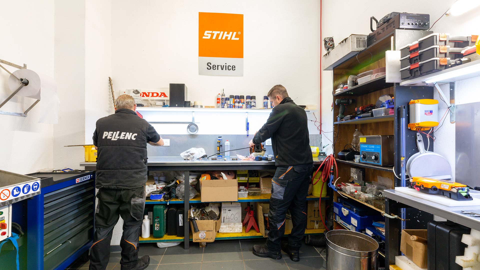 Deux hommes réparant des outils endommagés