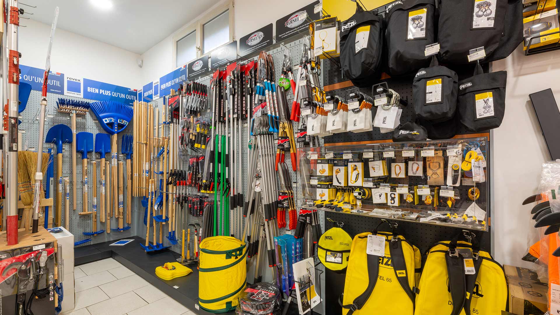 Outils de jardin en vente dans la boutique