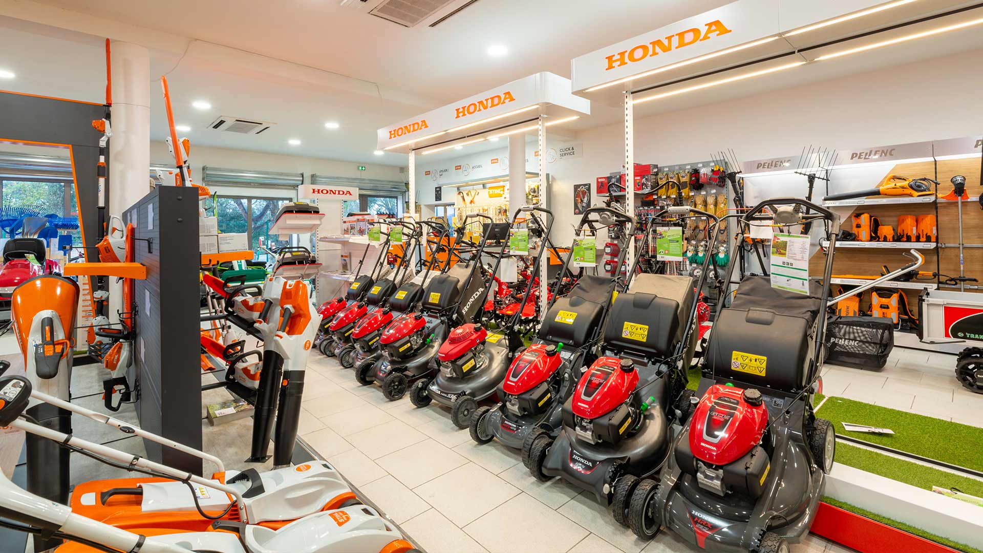 Tondeuses de la marque Honda en vente dans la boutique