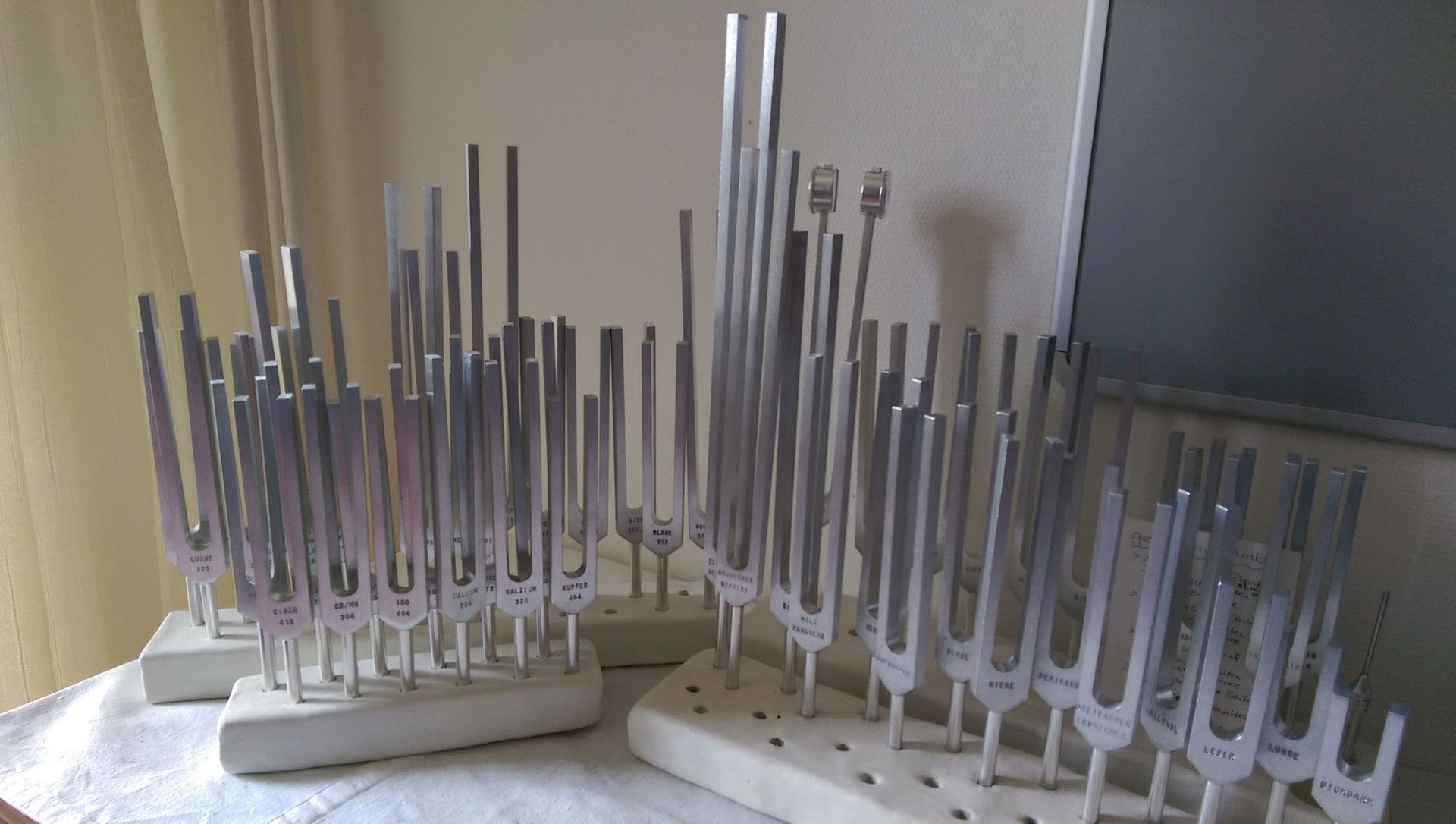 Arbeitsinstrumente Klanggabeln - Kinesiologie Manuela Kühne