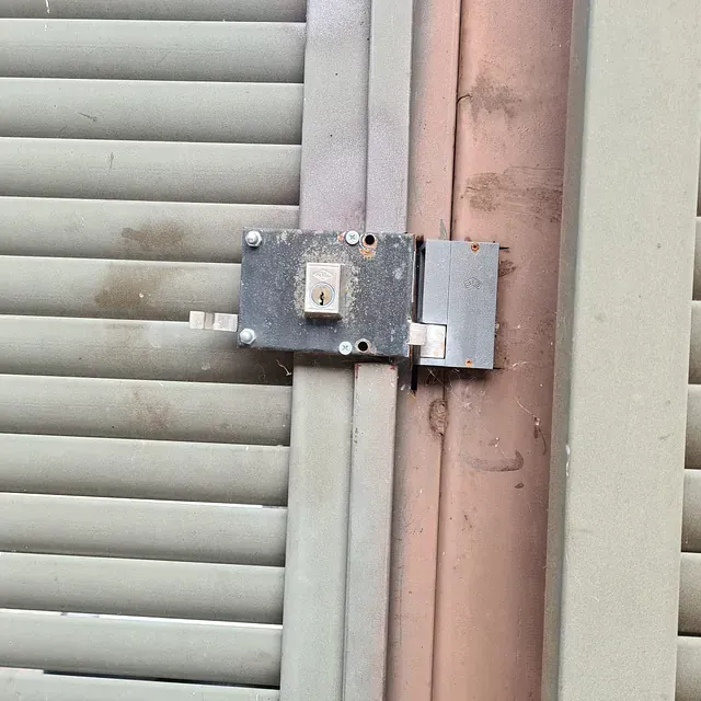 Un primer plano de una puerta con cerradura.