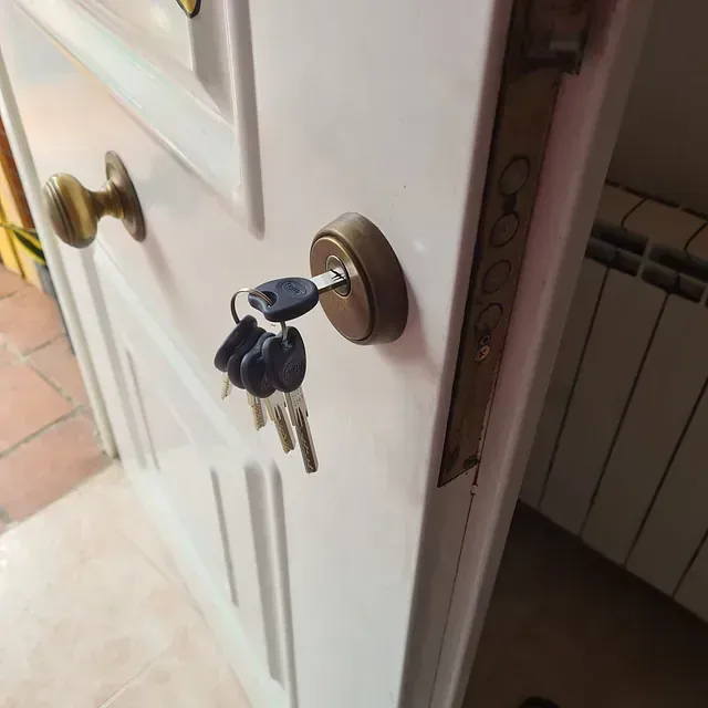 Un primer plano de una puerta con llaves dentro.