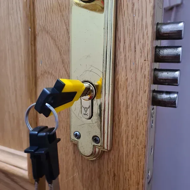 Un primer plano de una cerradura de puerta con una llave dentro.