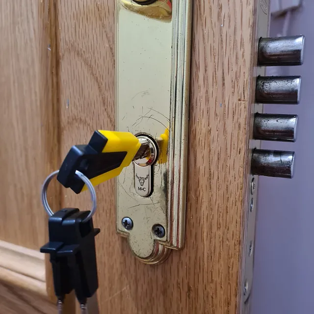 Un primer plano de una cerradura de puerta con una llave dentro.
