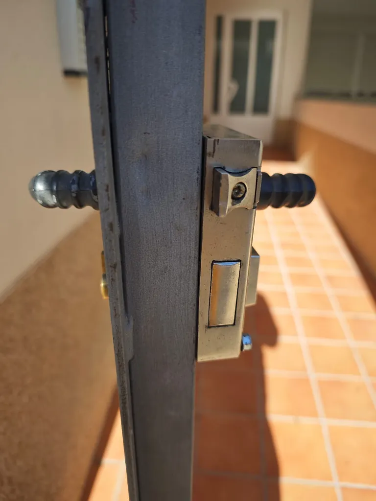 Un primer plano de una puerta con cerradura.