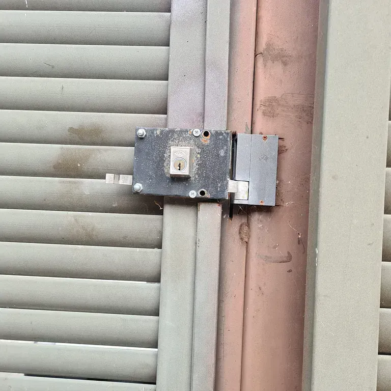 Un primer plano de una puerta con cerradura.