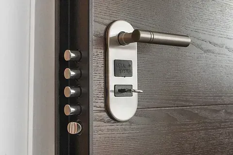 Un primer plano de una puerta con una llave dentro.