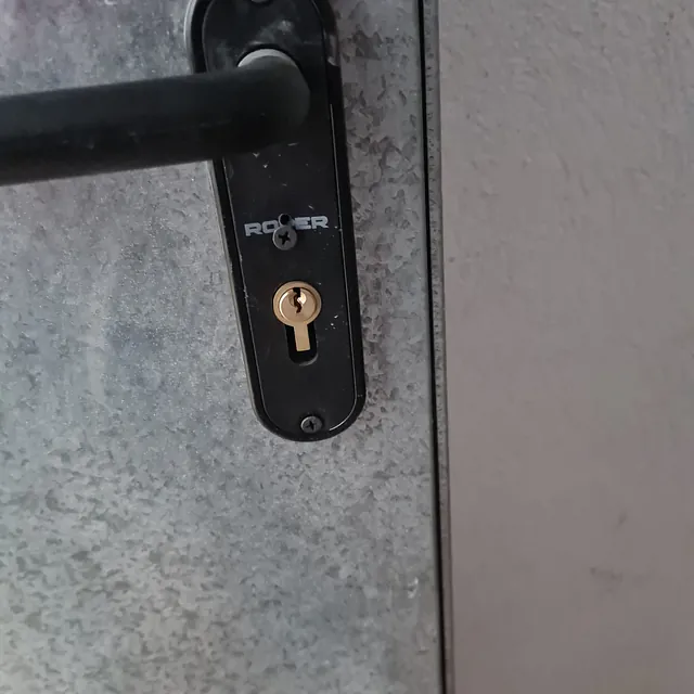Un primer plano de una manija de puerta con una llave dentro.