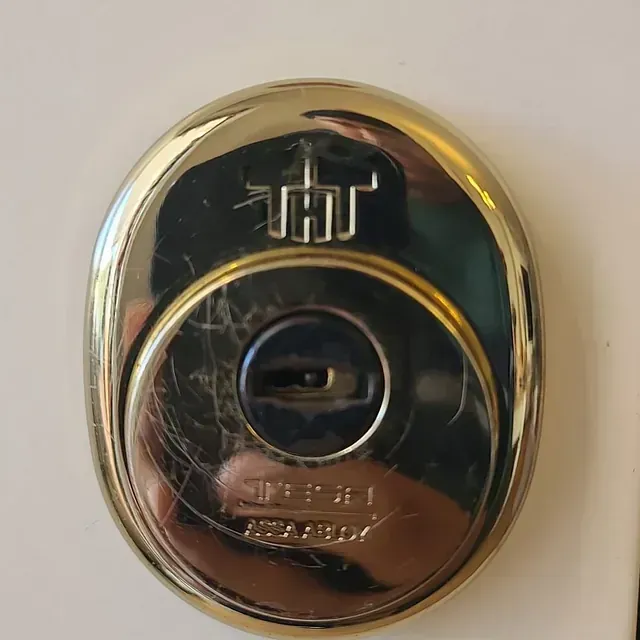 Un primer plano de una cerradura de puerta con la letra j.