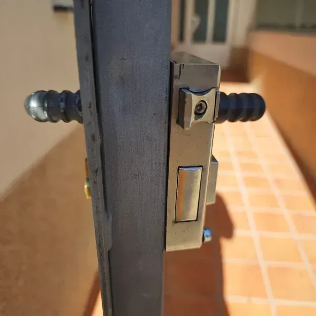 Un primer plano de una cerradura en una puerta.