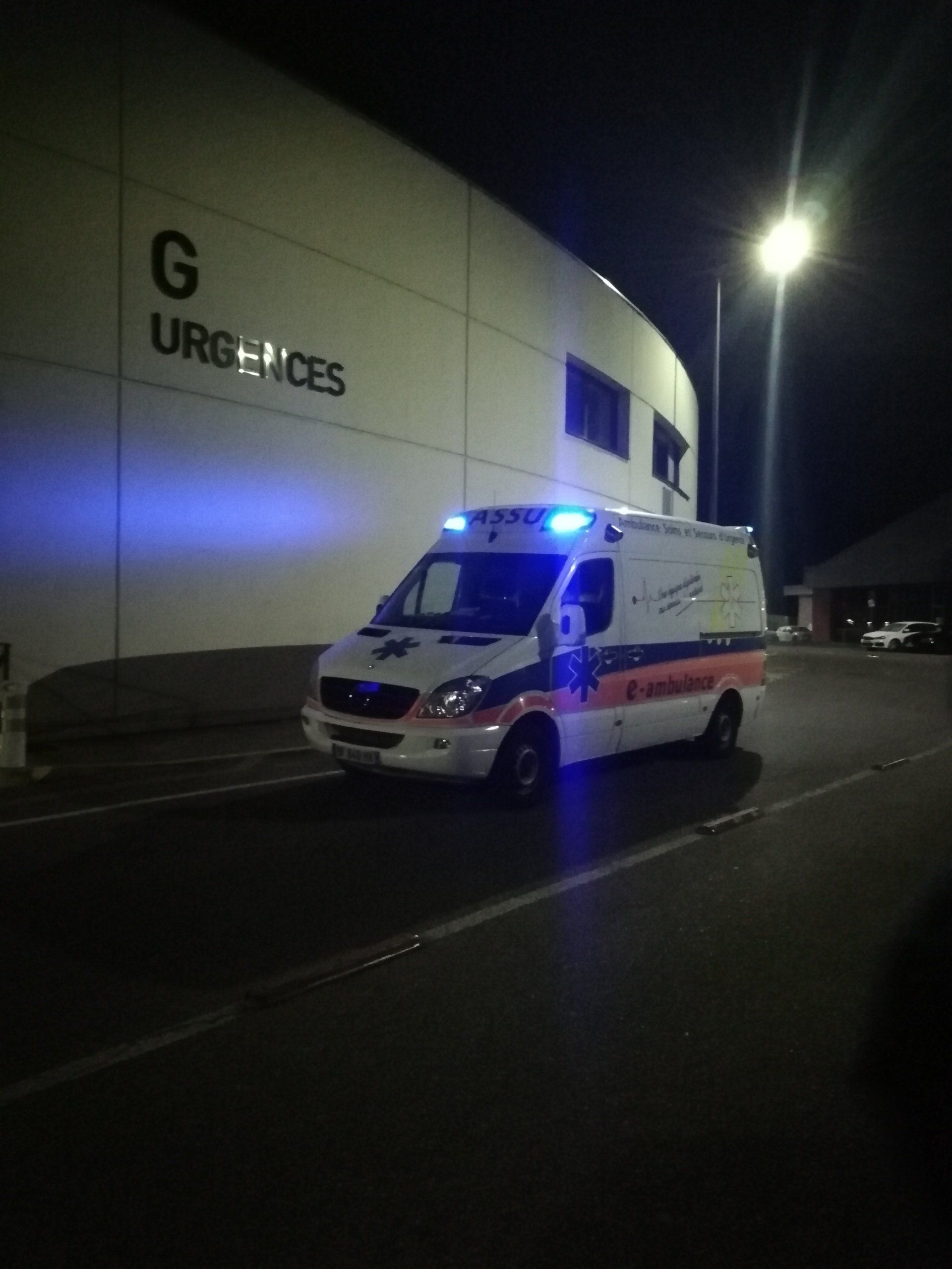 Camion SAMU devant les urgences