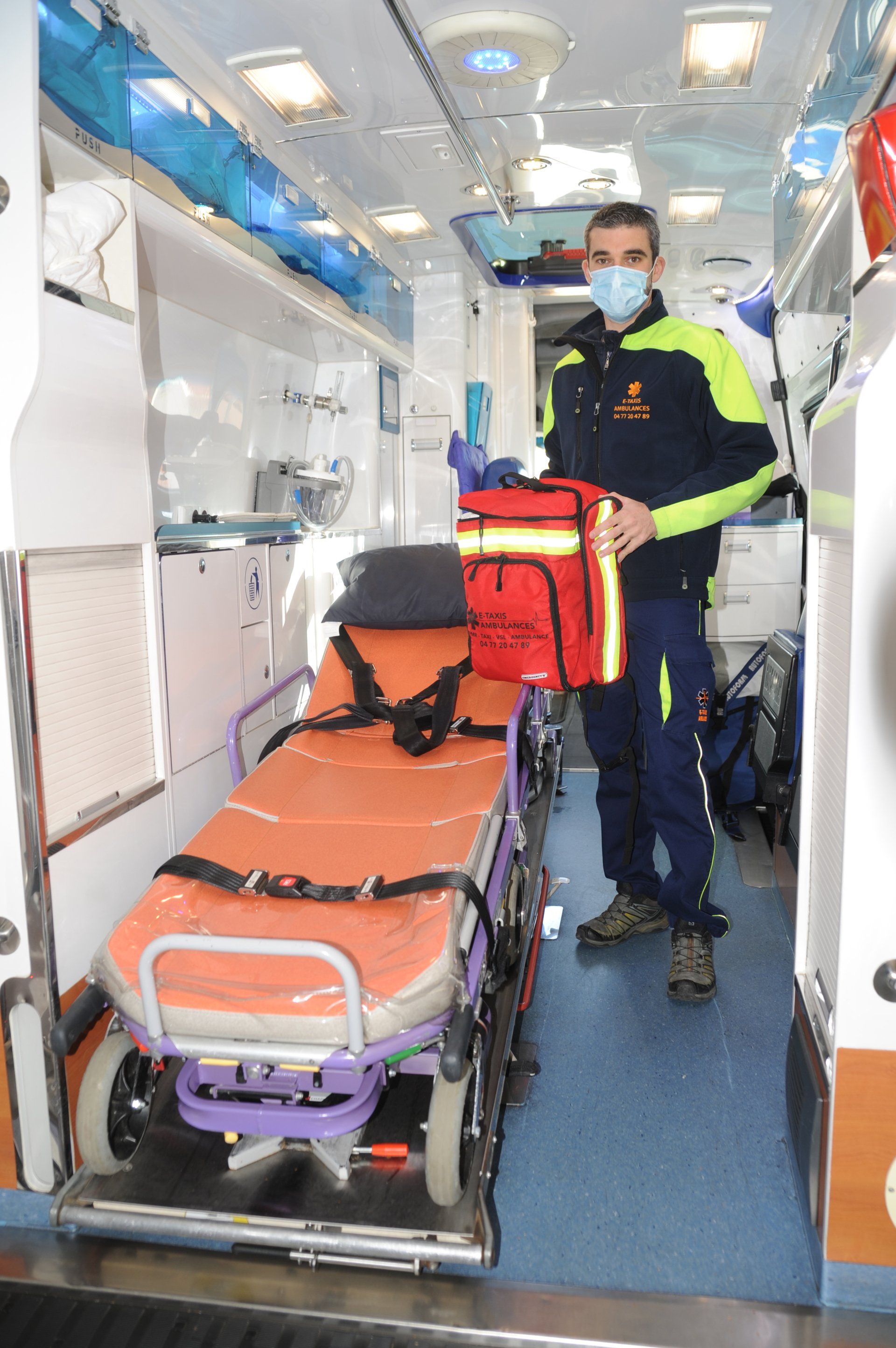 Brancard et personne dans une ambulance