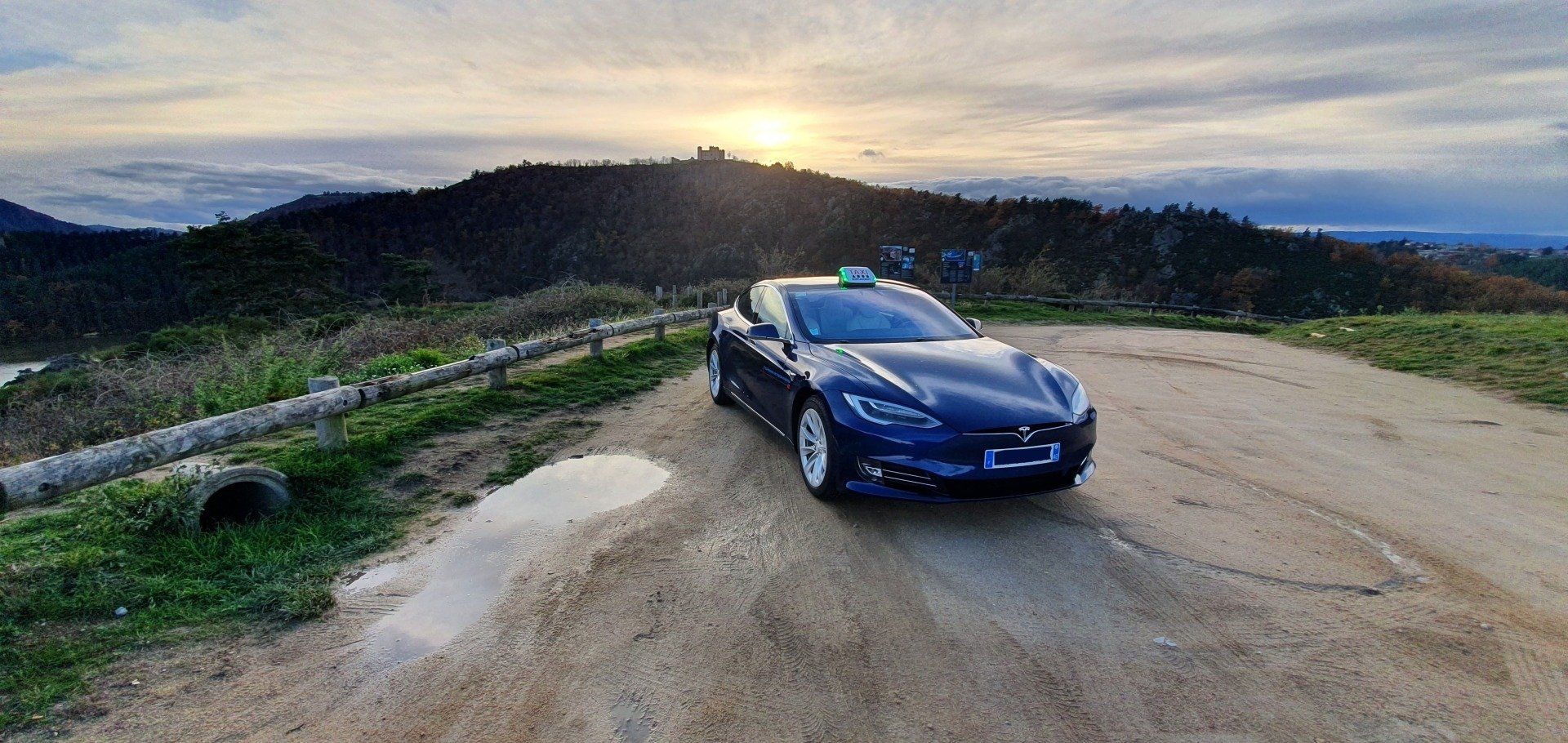 Voiture Tesla avec un couché de soleil