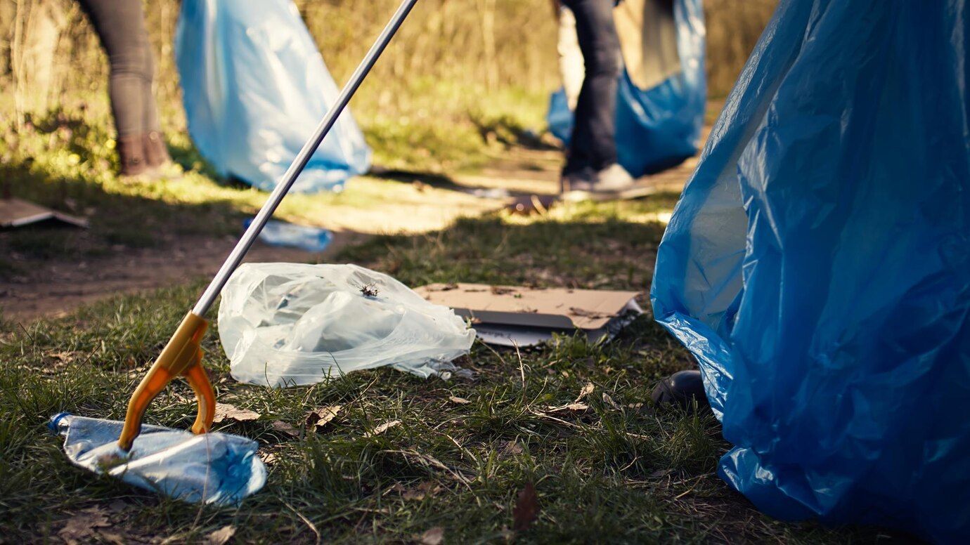Ein Mann reinigt ein Glasdach mit einem Hochdruckreiniger. Foto von GrünEcke