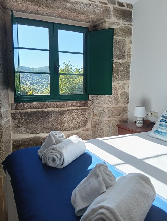 Un dormitorio con una cama king size y piso de madera.