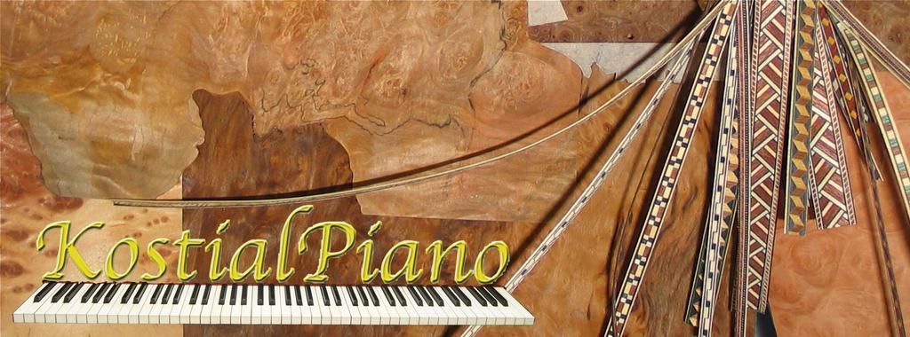 Logo mit dem Schriftzug „Kostial Piano“ über einer Klaviertastatur. Der Hintergrund ist abstrakt braun gestaltet.