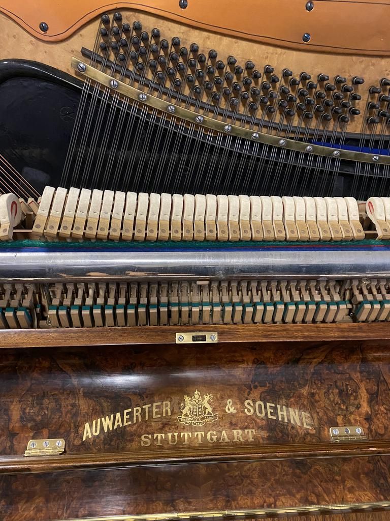 Im Inneren eines alten Auwaerter & Söhne Stuttgarter Klaviers: Hämmer, Saiten und Stimmwirbel.