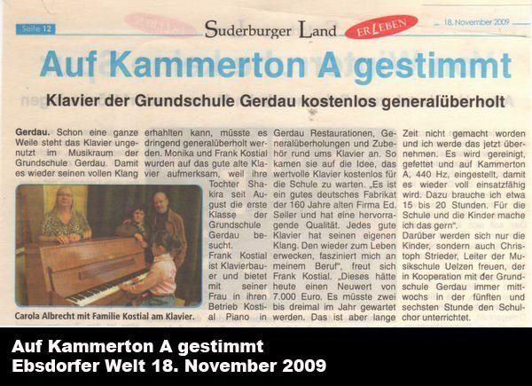 Zeitungsausschnitt: Artikel über die Restaurierung eines Klaviers für die Grundschule Gerdau, mit einem Foto von Menschen um das Klavier herum.