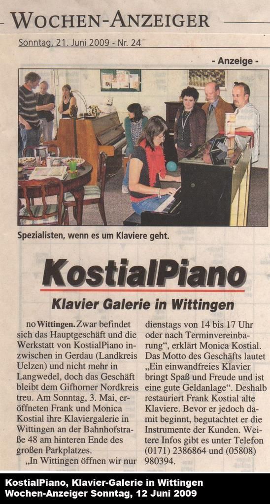 Zeitungsausschnitt mit einer Klaviergalerie, auf der Menschen und ein Pianist spielen.