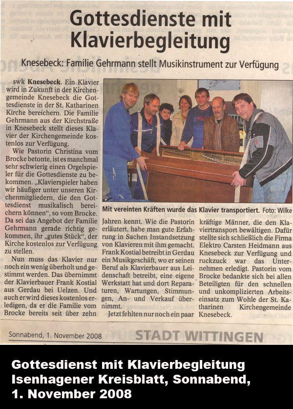 Männer tragen ein Klavier in eine Kirche, um den Gottesdienst musikalisch zu begleiten. Zeitungsschlagzeile: „Gottesdienste mit Klavierbegleitung“.