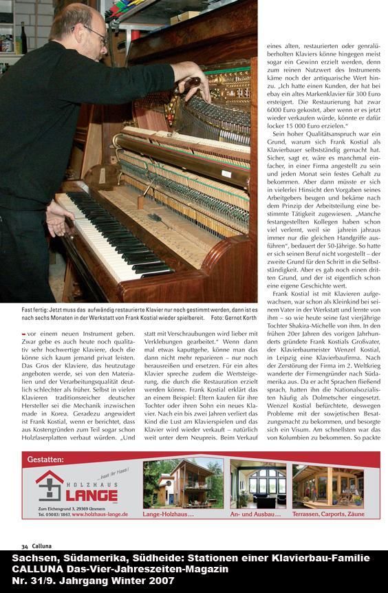 Mann untersucht das Innenleben eines Klaviers. Dunkle Kleidung, Holzkorpus und Tasten.