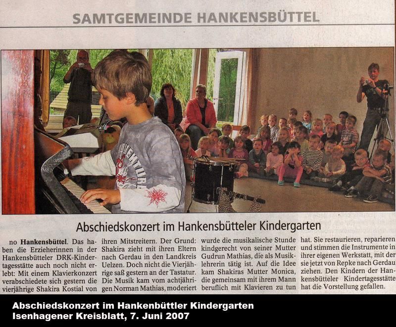 Ein kleiner Junge spielt Klavier und tritt vor sitzenden Zuschauern in einem Kindergarten auf.