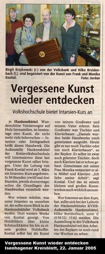 Vier Personen mit einer Holzkiste in einem Gebäude. Über der Kiste steht der Text „Vergessene Kunst wiederentdeckt“.