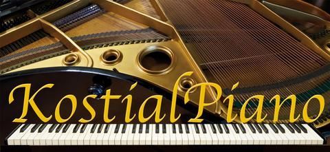 Goldener Schriftzug „Kostial Piano“ über einer Klaviertastatur und dem Inneren eines Flügels.