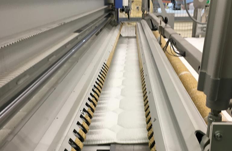 In einer Fabrik bewegt eine Maschine ein Förderband.