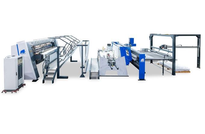 Eine blau-weiße Maschine steht auf einer weißen Fläche