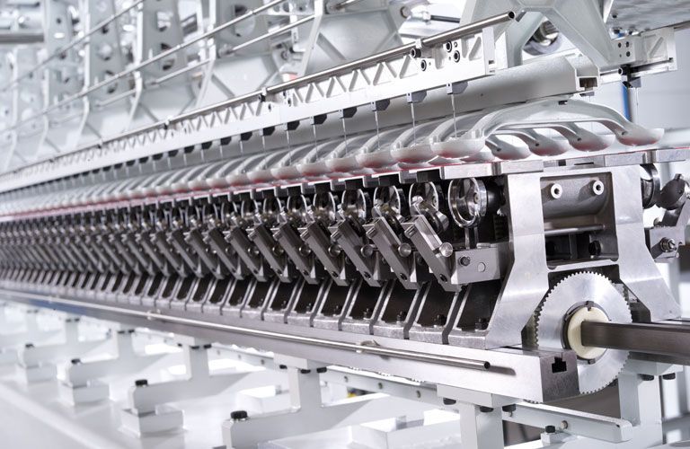 Eine Maschine steht auf einem Förderband in einer Fabrik