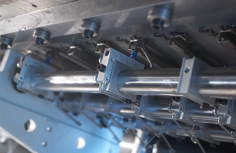 Eine Nahaufnahme einer Maschine mit vielen Metallteilen