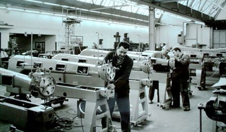 Ein Mann arbeitet an einer Maschine in einer Fabrik