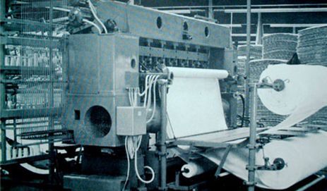 Ein Schwarzweißfoto einer Maschine in einer Fabrik.