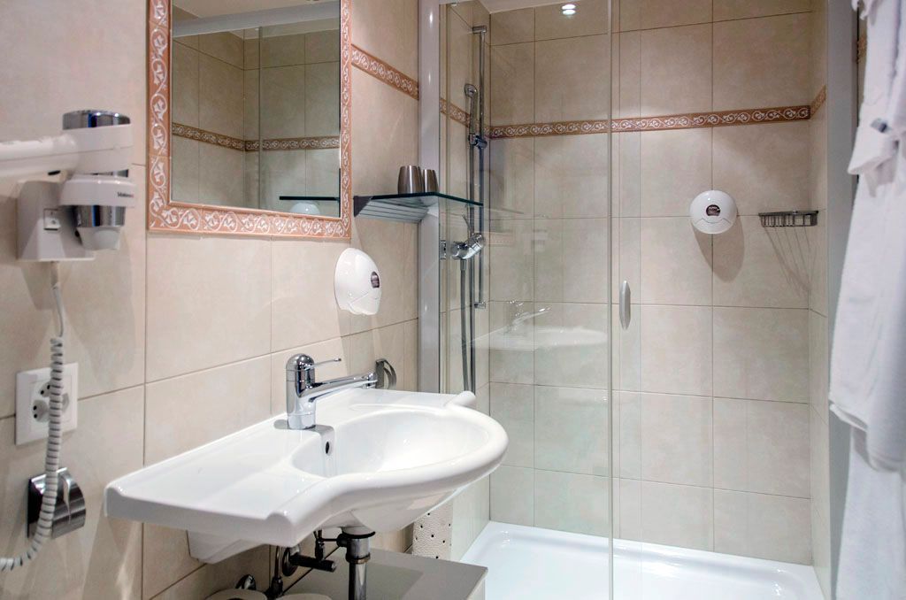 Auberge de Dully - Hôtel à Dully - salle de bain