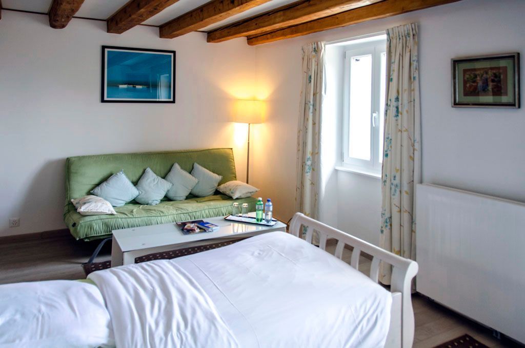 Auberge de Dully - Hôtel à Dully - chambre avec couch